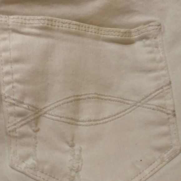 Abercrombie White high-rise short size 6 distressed - Picture 5 of 6